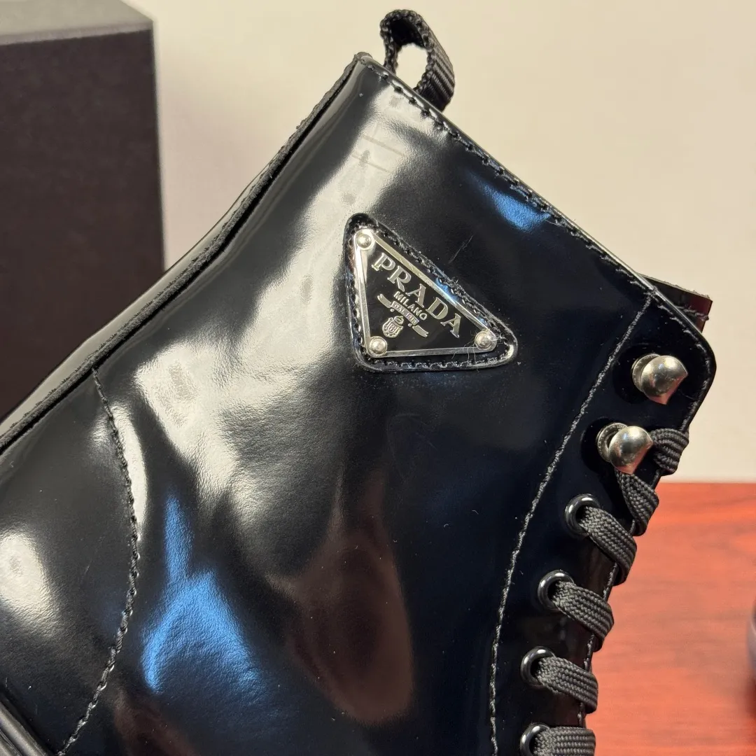 Batch 1020 Prada/Prada classic men's high-top air-cushion casual leather shoes, business formal leather shoes! Exclusive new air-cushion short boots for autumn and winter. Made in Guangdong, please pay attention to the details and pursue high quality. Italian original open-edge bead/matte calfskin styles are available. Low-key luxury, geometric tailoring, motorcycle imported from Germany, precision stitching, simple glossy surface, classic European and American style, clear water chestnuts, extended lace-up upper to better fit the shape of the foot, classic silver metal triangle logo details on the side, simple glossy surface, standard formal wear, full calfskin interior, exclusive gold label foot pads from P family, heel webbing heel, upper foot is stable and comfortable, original ultra-soft air cushion outsole, silver label PRADA letter logo decoration on the heel, rubber bottom layer wrapping, high comfort Excellent anti-slip performance, stitching technology, no slipping off the sole, more durable, 3.5CM thick sole, more adaptable, can enter and exit various occasions, fine workmanship, clear edges and corners of the shoe shape, perfect as a work of art, quality assurance, complete package! Size: 38-39-40-41-42-43-44 Leather shoe size Item number: 2TG242 Open edge beads